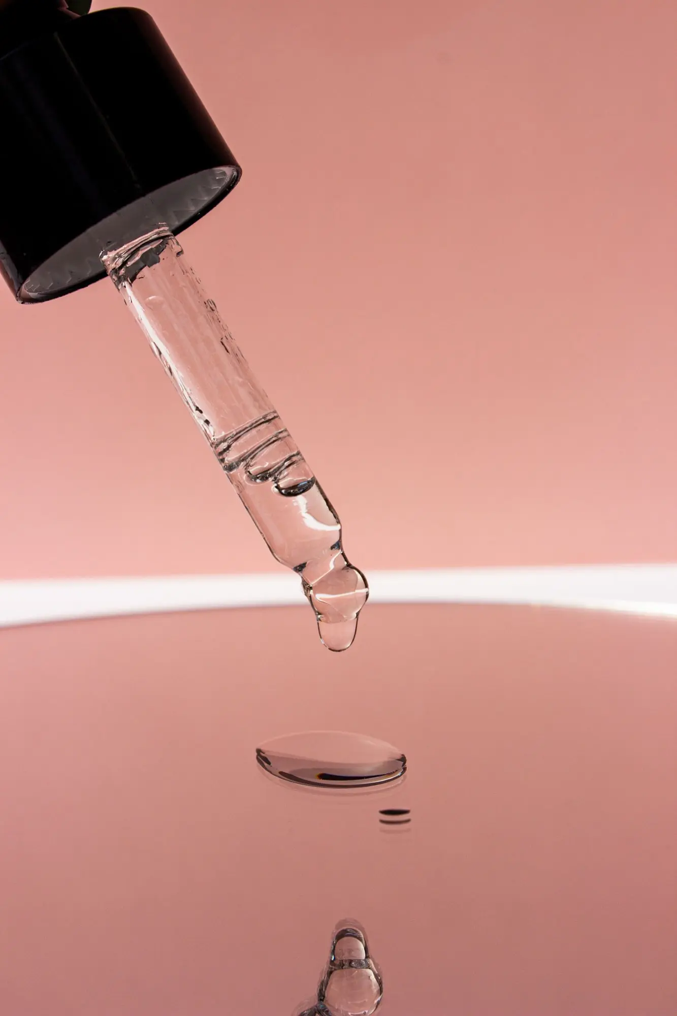Serumo lašas iš pipetės