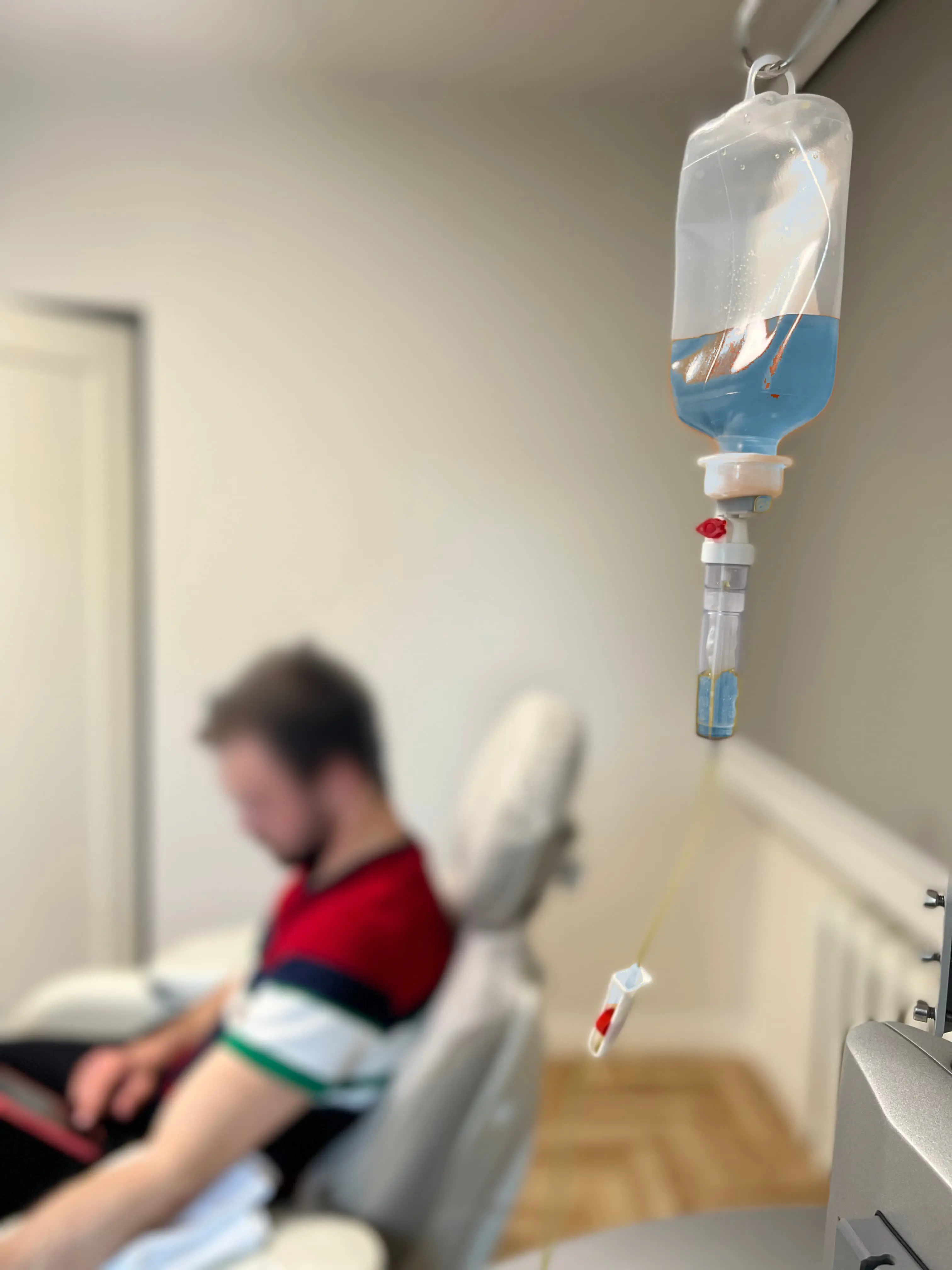 Lašelinė VibraMedica klinikoje, žmogus ilsisi krėsle