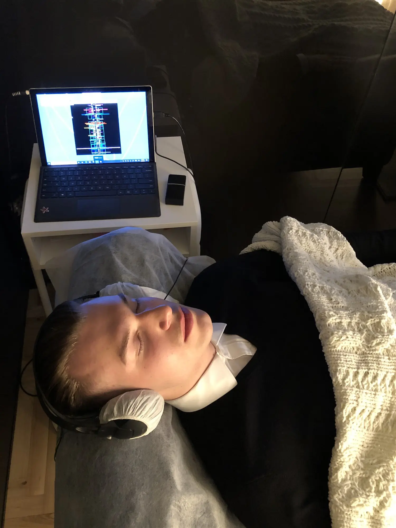 NeurOptimal® neurotreniruotė: ausinės su jutikliais ir programa kompiuteryje